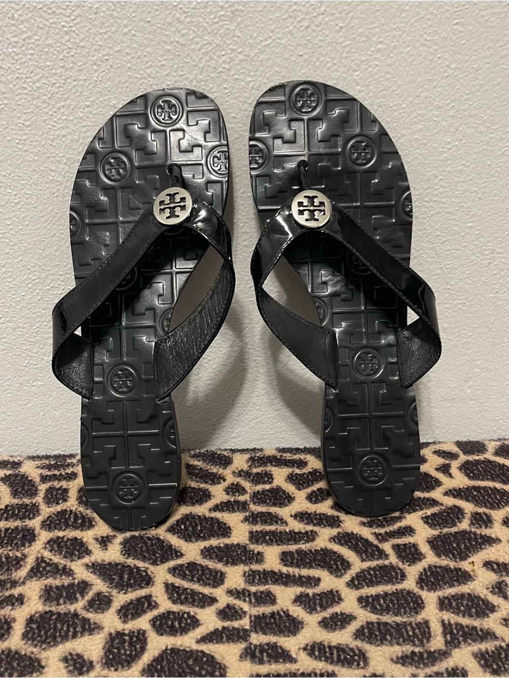 Tory Burch Thora Patent Leather Thong Sandals Black Logo Summer Womens 8